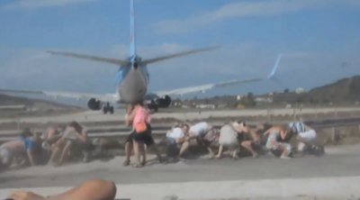 Σκιάθος: Νέο βίντεο από απογείωση αεροπλάνου με τουρίστες σε απόσταση αναπνοής