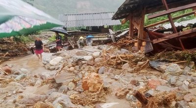 Βιετνάμ: Δέκα νεκροί και 9 αγνοούμενοι λόγω πλημμυρών και κατολισθήσεων στο βόρειο τμήμα της χώρας 
