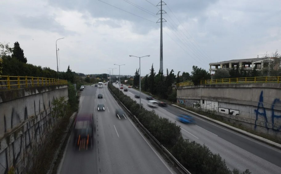Θεσσαλονίκη: Φορτηγό «καρφώθηκε» σε κολόνα και εκείνη έπεσε σε ΙΧ