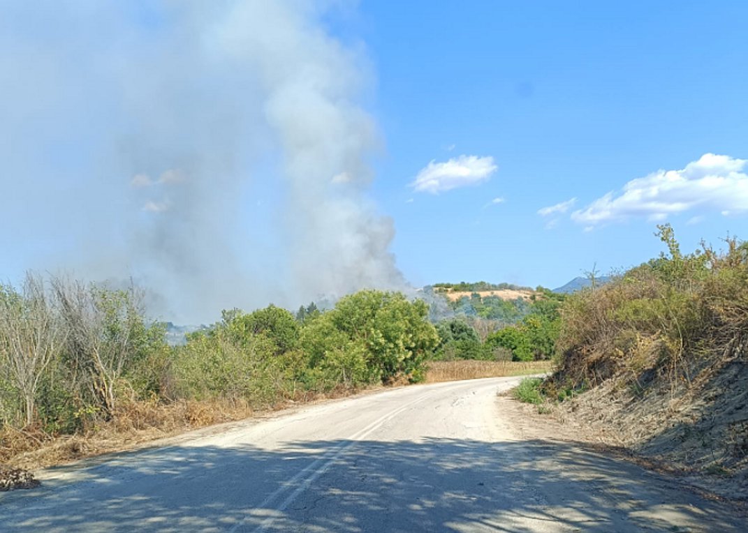 Σε εξέλιξη φωτιά στις Σέρρες