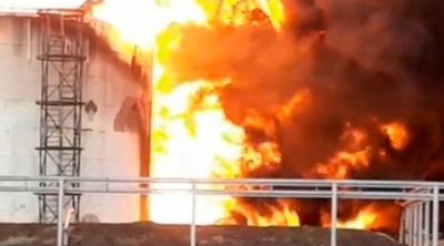 Ρωσία: Φωτιά σε αποθήκη πετρελαίου στην περιφέρεια Κουρσκ έπειτα από ουκρανική επίθεση με drone - BINTEO
