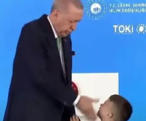 Ερντογάν: Χαστούκισε αγοράκι επειδή δεν του φίλησε το χέρι - BINTEO