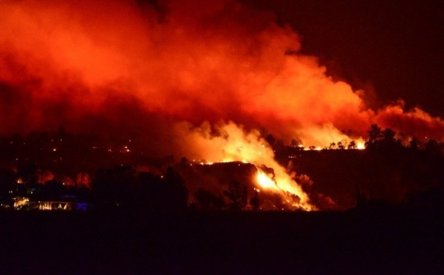 ΗΠΑ: Ανεξέλεγκτη μαίνεται μεγάλη δασική πυρκαγιά στην Καλιφόρνια - ΒΙΝΤΕΟ