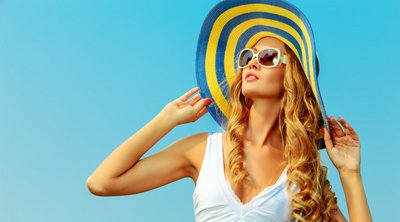 Πώς μπορεί ο ήλιος να βλάψει τα μαλλιά σας και πώς θα τα προστατεύσετε, σύμφωνα με το Κλίβελαντ
