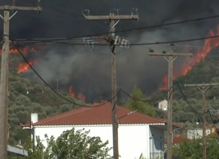Μαίνεται ανεξέλεγκτη η φωτιά στην Εύβοια - Τραυματίστηκε πυροσβέστης - Βίντεο & φωτογραφίες