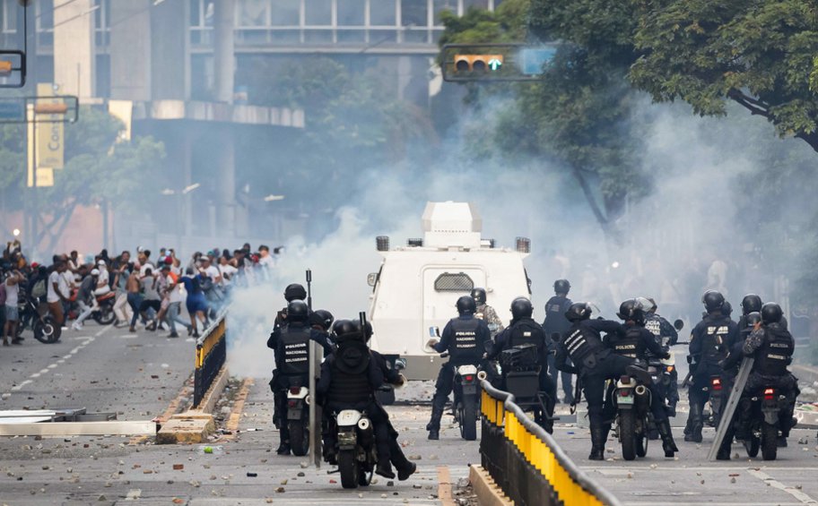 Βενεζουέλα: Η αστυνομία χρησιμοποίησε δακρυγόνα σε διαδήλωση εναντίον του προέδρου Μαδούρο