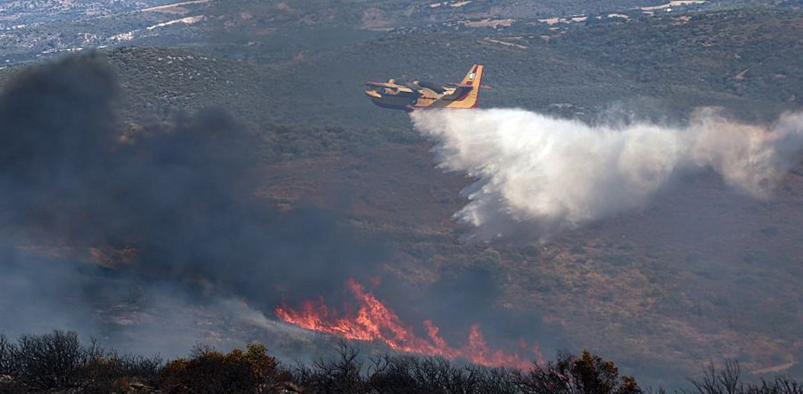 «Οι φλόγες ξεπέρασαν τα 25 μέτρα...»: Σε εξέλιξη η πυρκαγιά στην Εύβοια