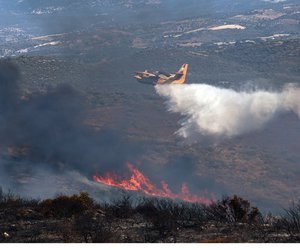 «Οι φλόγες ξεπέρασαν τα 25 μέτρα...»: Σε εξέλιξη η πυρκαγιά στην Εύβοια