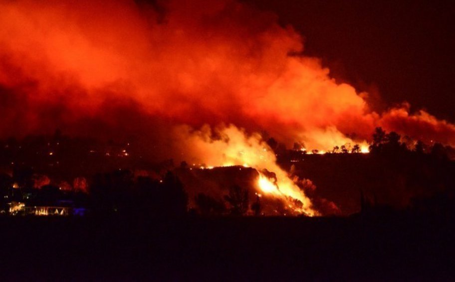 Στην Καλιφόρνια συνεχίζονται οι προσπάθειες χιλιάδων πυροσβεστών για την κατάσβεση της μεγαλύτερης πυρκαγιάς της χρονιάς στην πολιτεία
