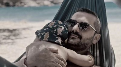 Ο Λεωνίδας Κουτσόπουλος αγκαλιά με τον γιο του σε αιώρα στην παραλία – Αγάπη κι ευτυχία σε ένα «κλικ»