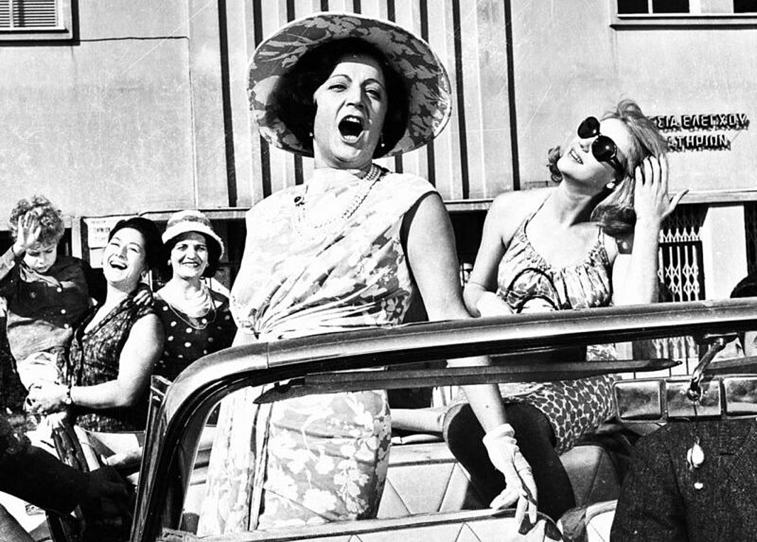 Ρένα Βλαχοπούλου: Η εντυπωσιακή είσοδος με τον σύζυγό της στη γαμήλια δεξίωση – Σπάνιο κλικ από το 1967