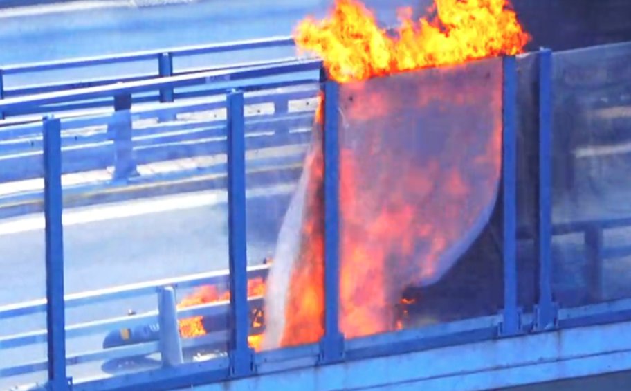 Φωτιά σε δίκυκλο στην έξοδο Κηφισού προς Πειραιά - Κάηκαν και plexiglass - Εικόνες