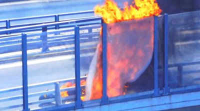 Φωτιά σε δίκυκλο στην έξοδο Κηφισού προς Πειραιά - Κάηκαν και plexiglass - Εικόνες