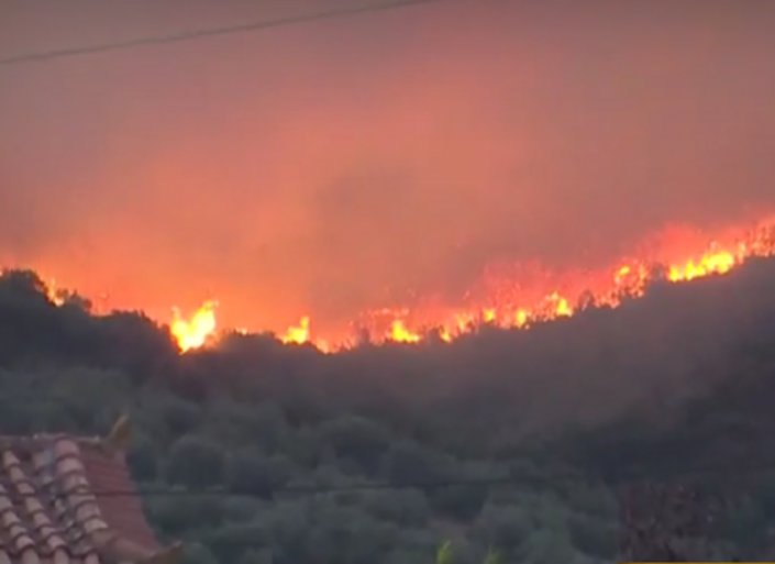 Mαίνεται η πυρκαγιά στην Εύβοια - Νέα μηνύματα από το 112 - Επιχειρούν εναέρια μέσα