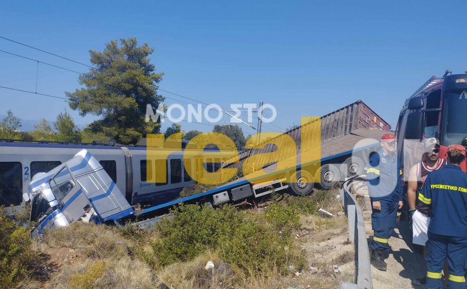Σύγκρουση φορτηγού με τρένο στην Αυλίδα - Φωτογραφίες & βίντεο