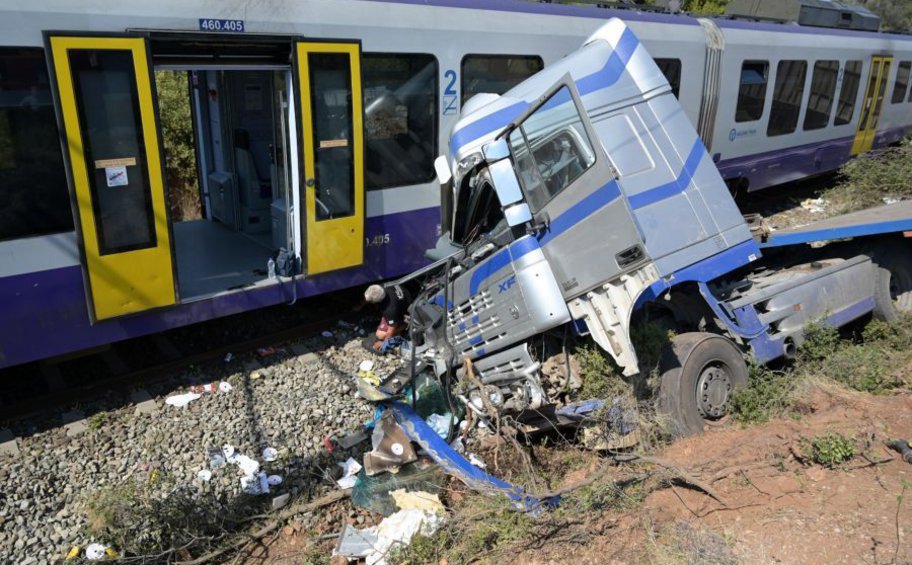 «Κλατάρισε το λάστιχο, δεν πρόλαβα...»: Τι λέει ο οδηγός του φορτηγού που συγκρούστηκε με τρένο στην Αυλίδα