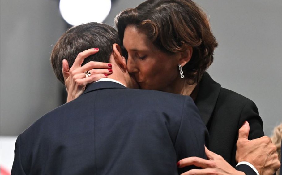 «Ooh la la»: Σάλος στη Γαλλία μετά την αγκαλιά και το φιλί του Μακρόν με την υπουργό Αθλητισμού