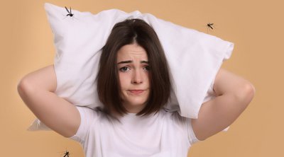 Ο λόγος που τα κουνούπια πετούν κοντά στο αυτί σας τη νύχτα – Πώς να απαλλαγείτε
