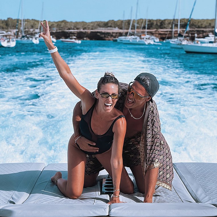Αθηνά Οικονομάκου – Bruno Cerella: Τρελές πόζες σε σκάφος στην Ίμπιζα