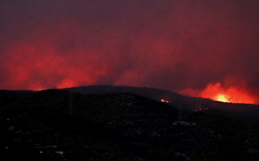 Ολονύχτια μάχη με τις φλόγες στην Εύβοια: Εκκενώθηκαν χωριά, άνοιξαν αντιπυρικές ζώνες