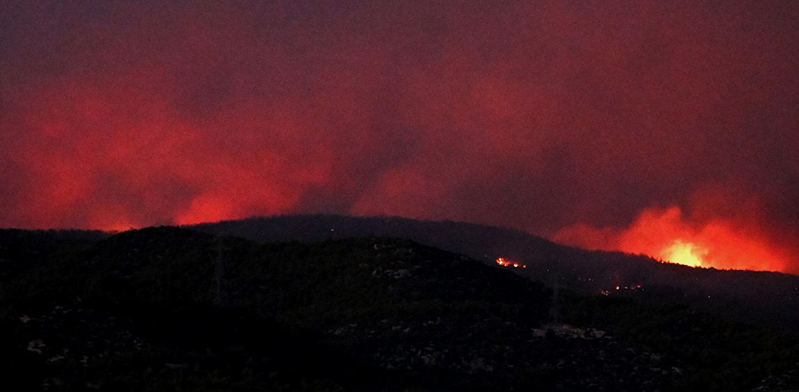 Ολονύχτια μάχη με τις φλόγες στην Εύβοια: Εκκενώθηκαν χωριά, άνοιξαν αντιπυρικές ζώνες