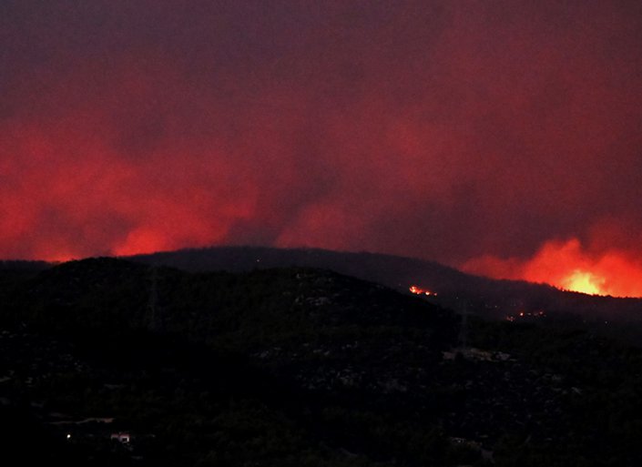 Ολονύχτια μάχη με τις φλόγες στην Εύβοια: Εκκενώθηκαν χωριά, άνοιξαν αντιπυρικές ζώνες