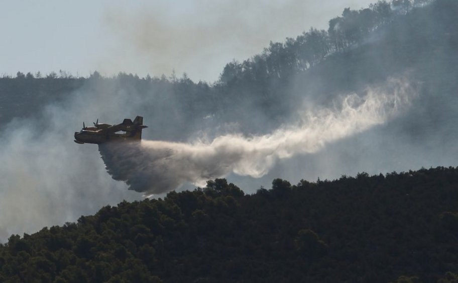 Φωτιά στην Εύβοια: Αναζωπύρωση πάνω από το χωριό Αφράτι - ΒΙΝΤΕΟ