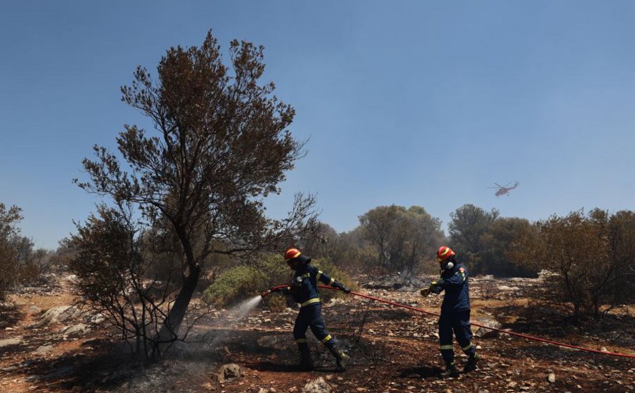 Σε ύφεση η πυρκαγιά στην Αγία Μαρίνα Κορωπίου 