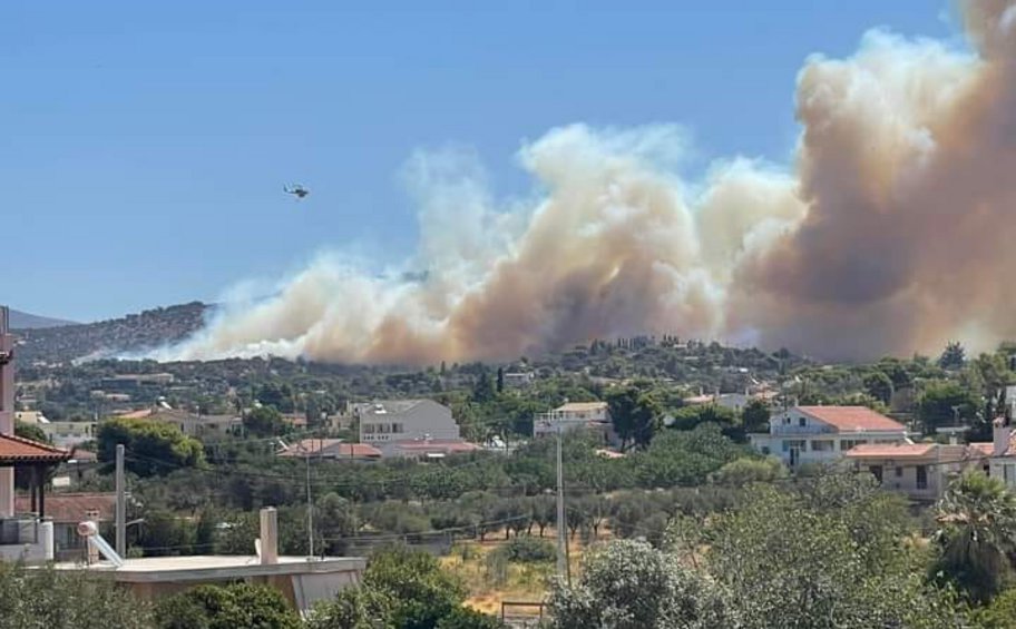 Σε ύφεση η πυρκαγιά στην Αγία Μαρίνα Κορωπίου 