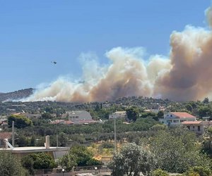 Κορωπί: Φωτιά στην Αγία Μαρίνα – Μηνύματα από το 112
