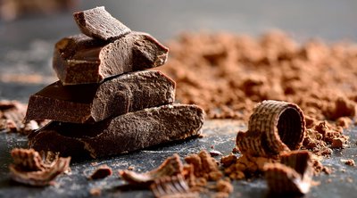 Κακάο και μαύρη σοκολάτα: «Ασπίδα προστασίας» σε χοληστερόλη και αρτηριακή πίεση
