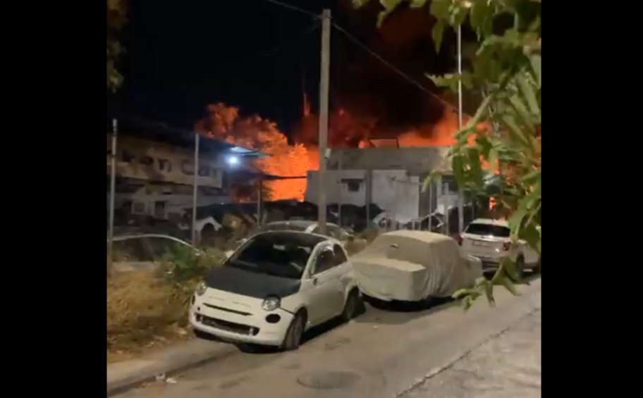 Λ. Δημοκρατίας: Πυρκαγιά σε μάντρα με οχήματα – Κλειστές και οι δύο δίοδοι προς τους Αγίους Αναργύρους - ΒΙΝΤΕΟ