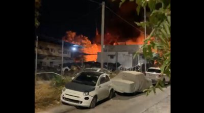 Λ. Δημοκρατίας: Πυρκαγιά σε μάντρα με οχήματα – Κλειστές και οι δύο δίοδοι προς τους Αγίους Αναργύρους - ΒΙΝΤΕΟ