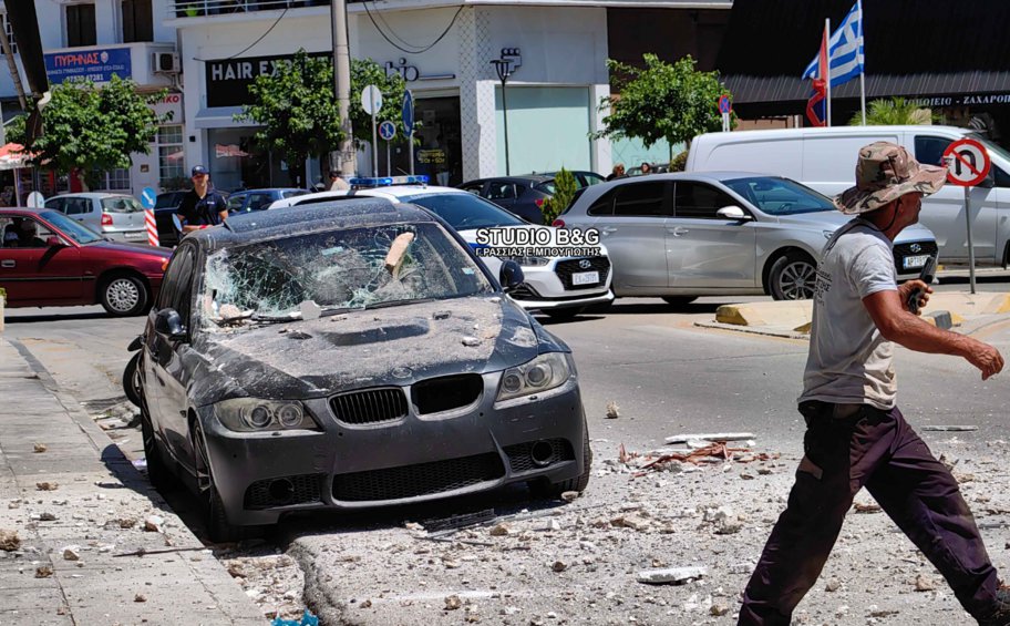 Ναύπλιο: Μπαλκόνι κατέρρευσε σε αυτοκίνητα - ΕΙΚΟΝΕΣ