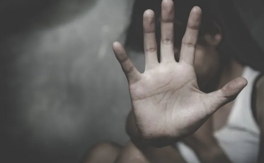 Χαλκιδική: Άγριο περιστατικό ενδοοικογενειακής βίας – Χτύπησε τη σύντροφο και τον 7χρονο γιο τους, έβγαλε και μαχαίρι
