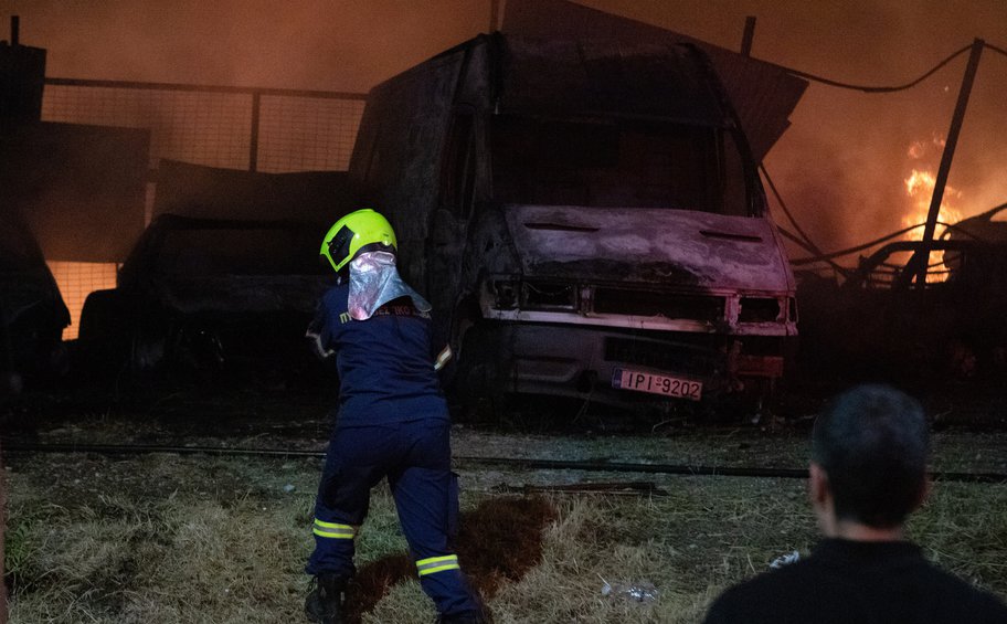 Υπό έλεγχο η πυρκαγιά σε χώρο με οχήματα στους Αγίους Αναργύρους