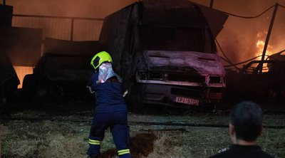 Υπό μερικό έλεγχο πυρκαγιά σε οχήματα εντός οικοπεδικού χώρου στους Αγίους Αναργύρους