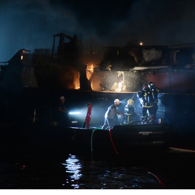 Κατασβέστηκε η φωτιά στη Μαρίνα Ζέας - Κάηκαν πολυτελή σκάφη