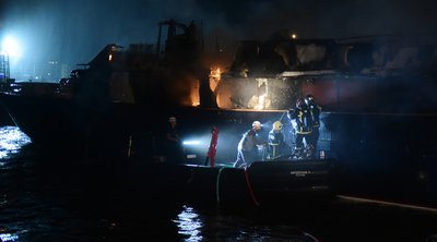 Μεγάλη φωτιά στη Μαρίνα Ζέας - Κάηκαν πολυτελή σκάφη