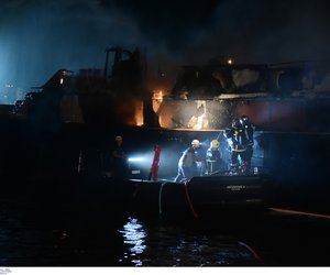 Κατασβέστηκε η φωτιά στη Μαρίνα Ζέας - Κάηκαν πολυτελή σκάφη