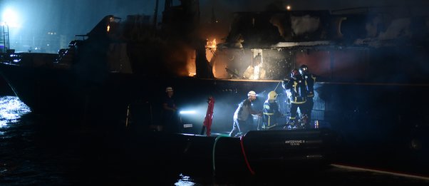 Μεγάλη φωτιά στη Μαρίνα Ζέας - Κάηκαν πολυτελή σκάφη