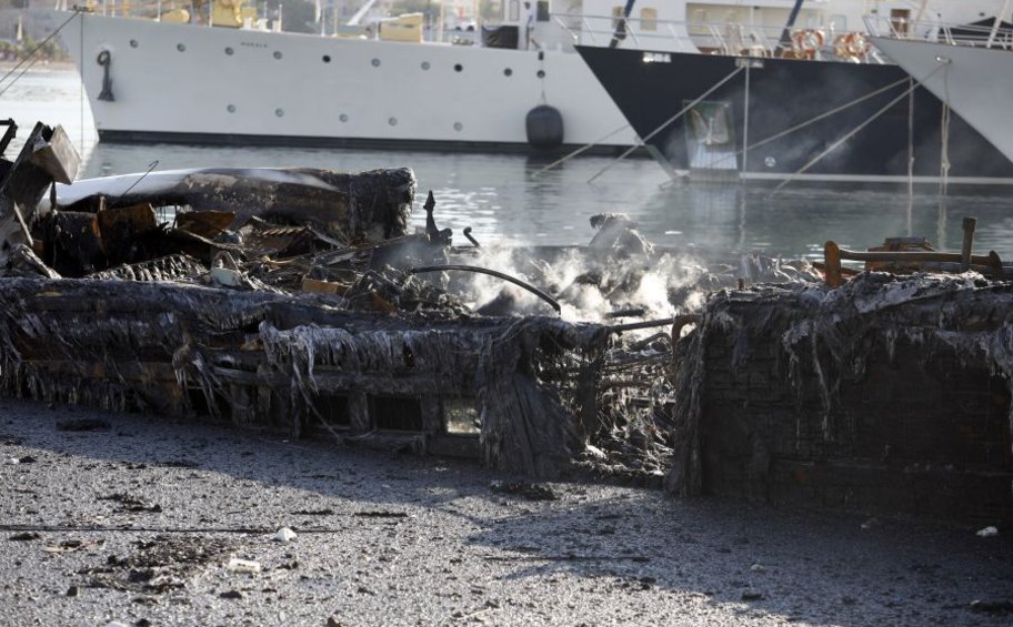 Βυθίστηκαν τρία από τα τέσσερα σκάφη που κάηκαν στη Μαρίνα Ζέας - ΦΩΤΟ - ΒΙΝΤΕΟ 
