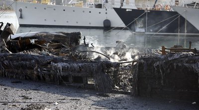 Βυθίστηκαν τρία από τα τέσσερα σκάφη που κάηκαν στη Μαρίνα Ζέας - ΦΩΤΟ - ΒΙΝΤΕΟ 