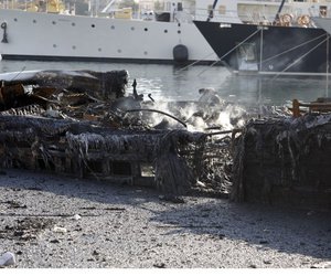 Βυθίστηκαν τρία από τα τέσσερα σκάφη που κάηκαν στη Μαρίνα Ζέας - ΦΩΤΟ - ΒΙΝΤΕΟ 