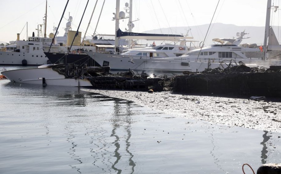 Μαρίνα Ζέας: Εικόνες καταστροφής από την πυρκαγιά - Βυθίστηκαν τρία σκάφη - ΒΙΝΤΕΟ