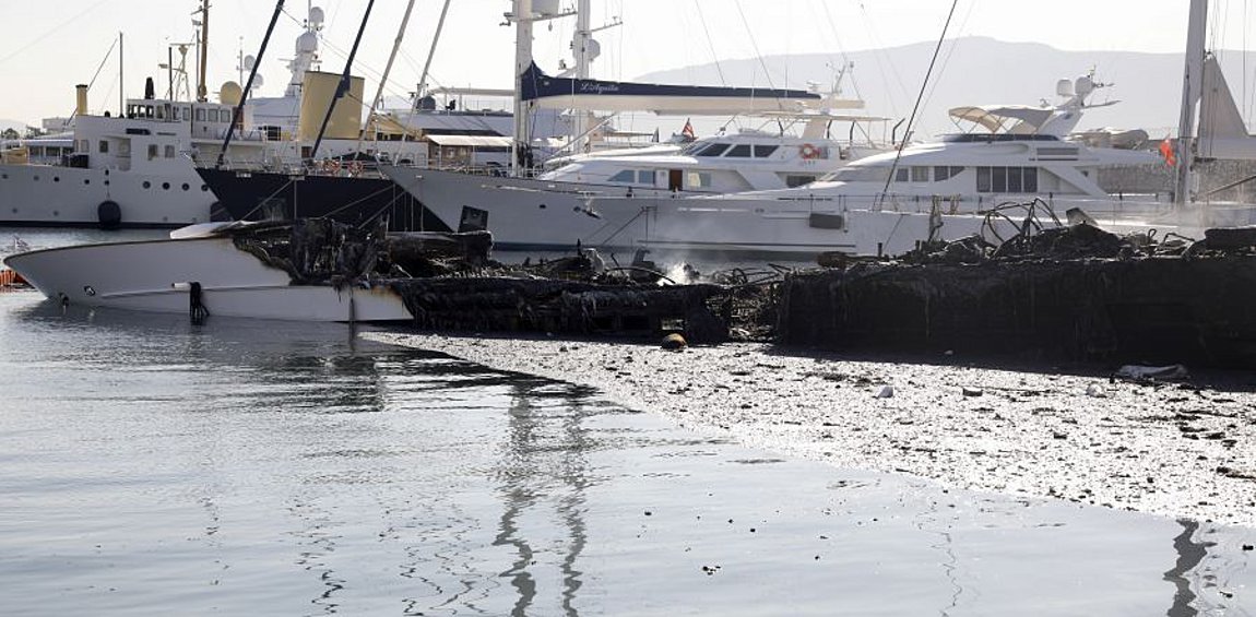 Μαρίνα Ζέας: Εικόνες καταστροφής από την πυρκαγιά - Βυθίστηκαν τρία σκάφη - ΒΙΝΤΕΟ