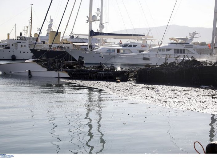 Μαρίνα Ζέας: Εικόνες καταστροφής από την πυρκαγιά - Βυθίστηκαν τρία σκάφη - ΒΙΝΤΕΟ