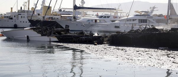 Μαρίνα Ζέας: Εικόνες καταστροφής από την πυρκαγιά - Βυθίστηκαν τρία σκάφη - ΒΙΝΤΕΟ