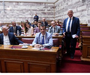 Βουλή: Απορρίφθηκε το αίτημα της αντιπολίτευσης να κληθούν οι εισαγγελικοί λειτουργοί για τις υποκλοπές