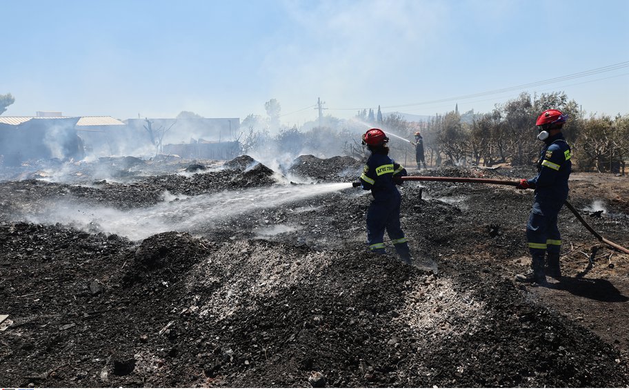 Αχαρνές: Υπό έλεγχο η πυρκαγιά σε επιχείρηση με παλέτες